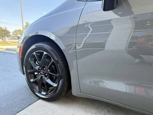 Used 2025 Chrysler Pacifica Limited FWD image 4
