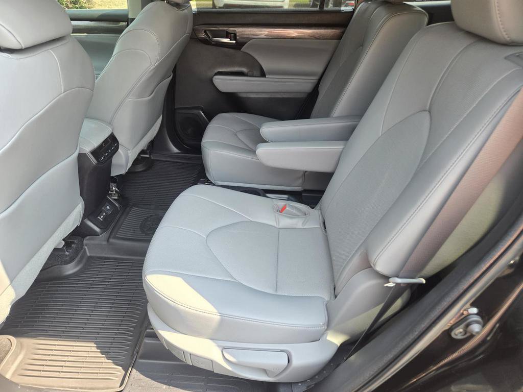 Used 2023 Toyota Highlander Limited FWD image 18