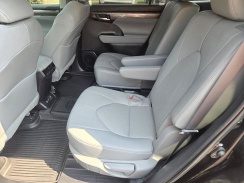 Used 2023 Toyota Highlander Limited FWD image 18