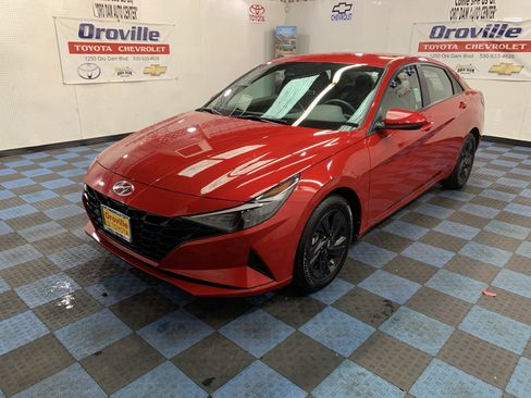 Used 2023 Hyundai Elantra SEL image 1