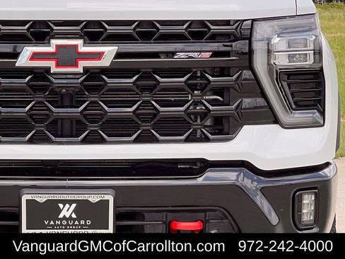 Used 2024 Chevrolet Silverado 2500 ZR2 w/ Technology Package AWD/4WD image 10