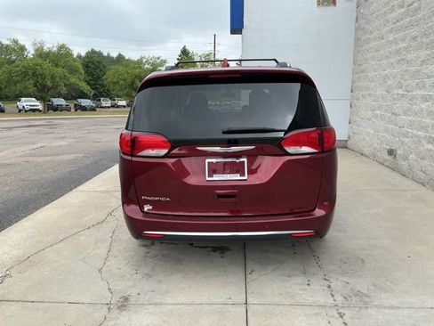Used 2018 Chrysler Pacifica Touring-L Plus FWD image 11