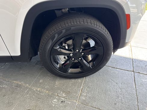 Used 2023 Jeep Grand Cherokee Limited w/ Black Appearance Package image 12