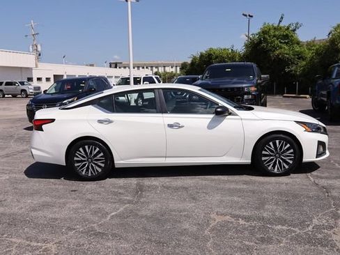 Used 2025 Nissan Altima 2.5 SV FWD image 5