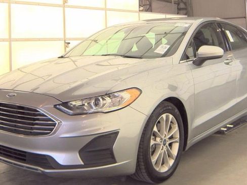 Used 2020 Ford Fusion SE image 1