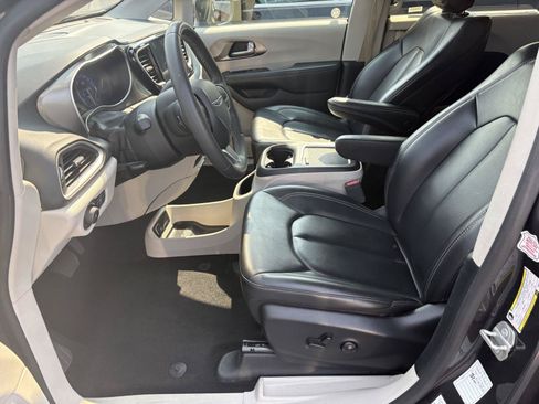 Used 2023 Chrysler Pacifica Touring-L FWD image 4