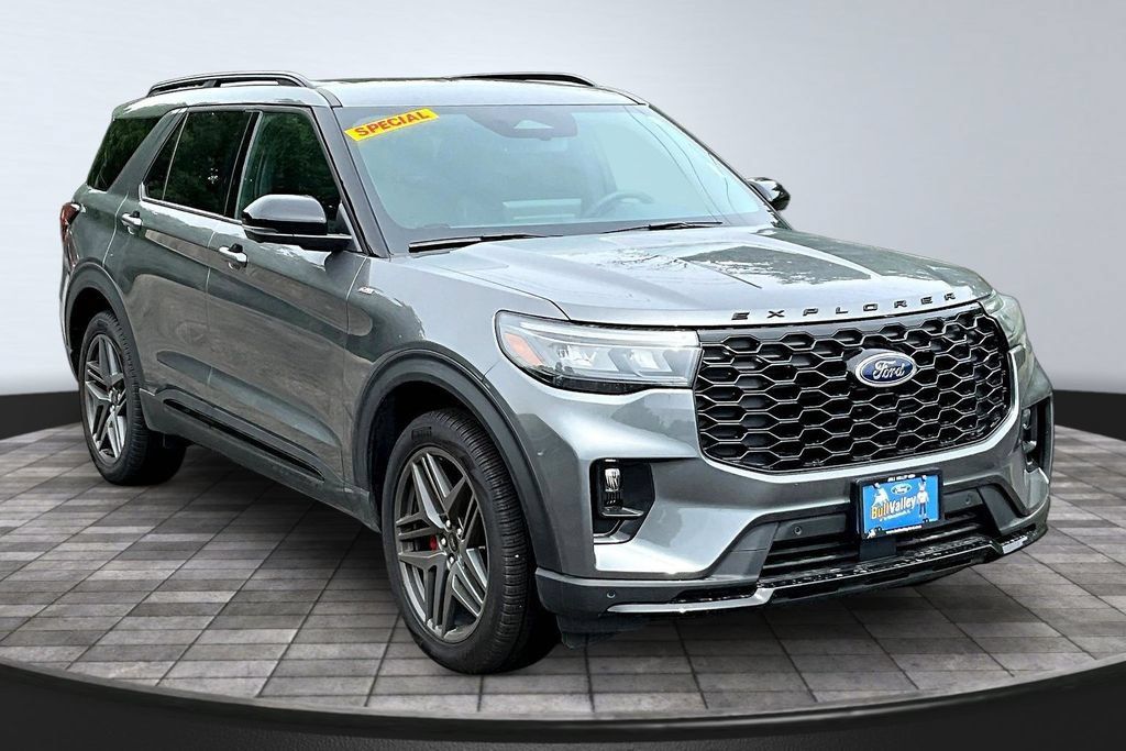 New 2026 Ford Explorer ST-Line w/ ST-Line Street Pack AWD/4WD image 1