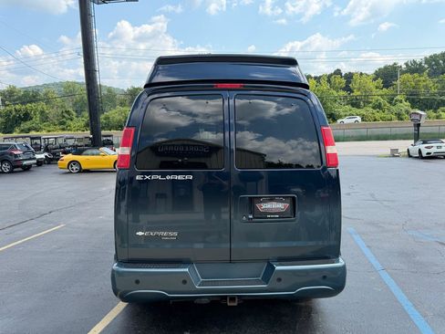 Used 2017 Chevrolet Express 2500 RWD image 4