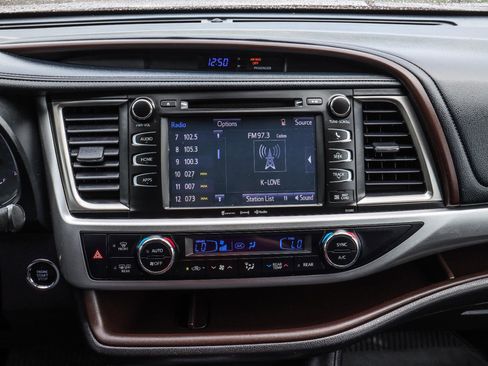 Used 2019 Toyota Highlander XLE AWD/4WD image 27