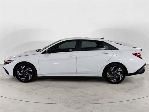 Used 2025 Hyundai Elantra SEL image 2