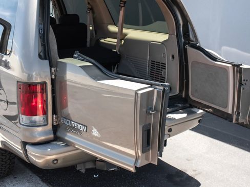 Used 2004 Ford Excursion Limited image 32