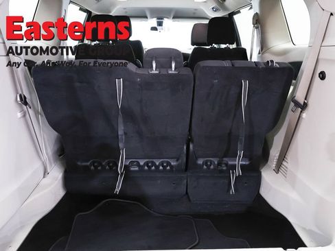 Used 2022 Chrysler Voyager LX FWD image 9