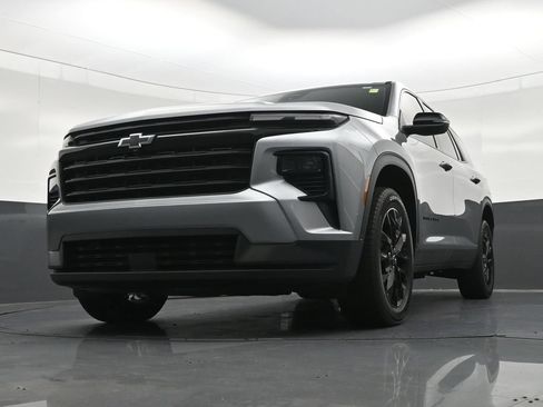 Used 2025 Chevrolet Traverse LT w/ Midnight/Sport Edition FWD image 32