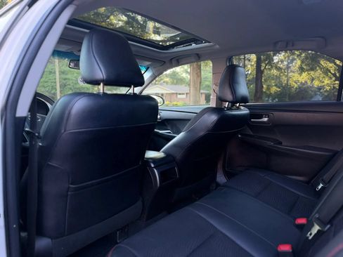 Used 2017 Toyota Camry SE w/ Moonroof Package FWD image 11