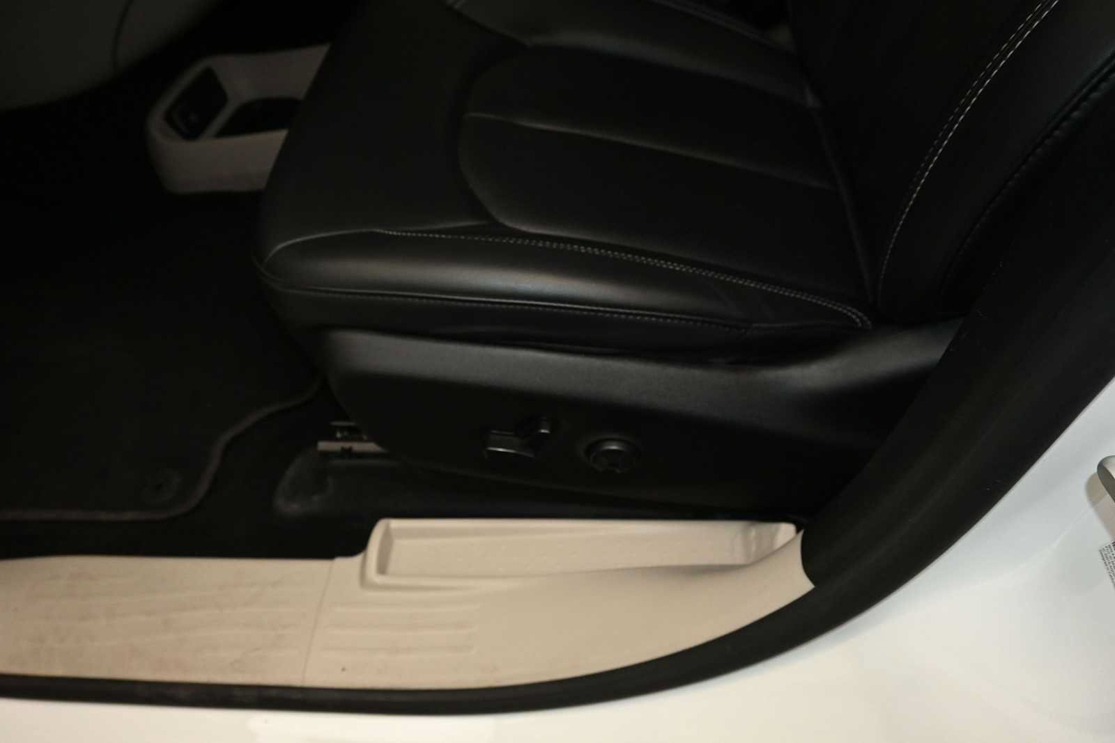 Used 2023 Chrysler Pacifica Touring-L FWD image 13