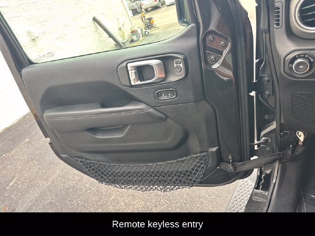 Used 2018 Jeep Wrangler Unlimited Sahara AWD/4WD image 19