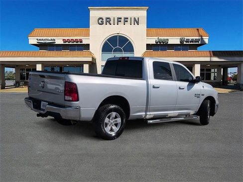 Used 2019 RAM 1500 Classic SLT w/ Luxury Group image 4