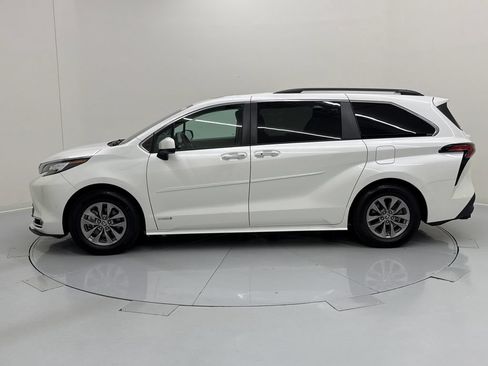 Used 2021 Toyota Sienna XLE w/ XLE Plus Package FWD image 2