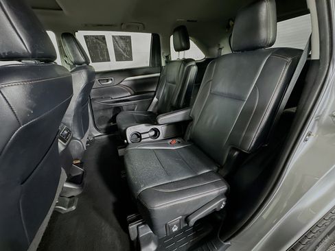 Used 2019 Toyota Highlander XLE FWD image 26