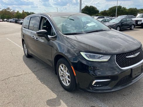 Used 2024 Chrysler Pacifica Touring-L FWD image 3