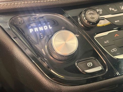 Used 2019 Chrysler Pacifica Limited w/ Advanced Safetytec Group FWD image 18