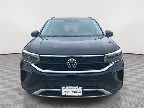 Used 2022 Volkswagen Taos SE w/ Panoramic Sunroof Package AWD/4WD image 2
