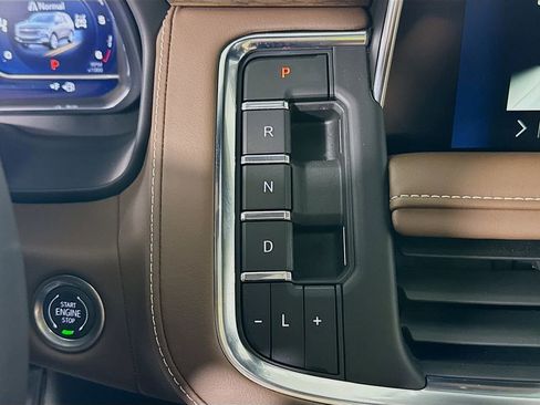 Used 2024 Chevrolet Suburban High Country w/ Advanced Technology Package image 8