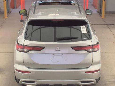 Used 2023 Mitsubishi Outlander SE image 3