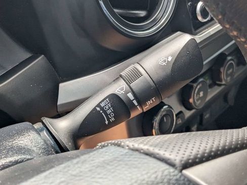 Used 2020 Toyota Tacoma SR5 AWD/4WD image 25