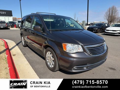 Used 2016 Chrysler Town & Country Touring image 1