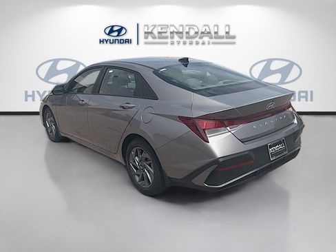 Used 2024 Hyundai Elantra SEL FWD image 4