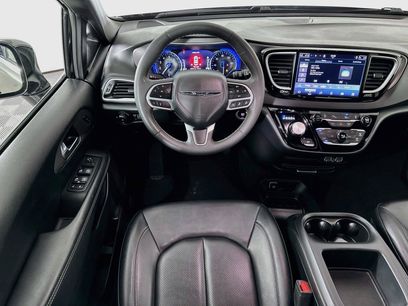 Used 2025 Chrysler Pacifica Select