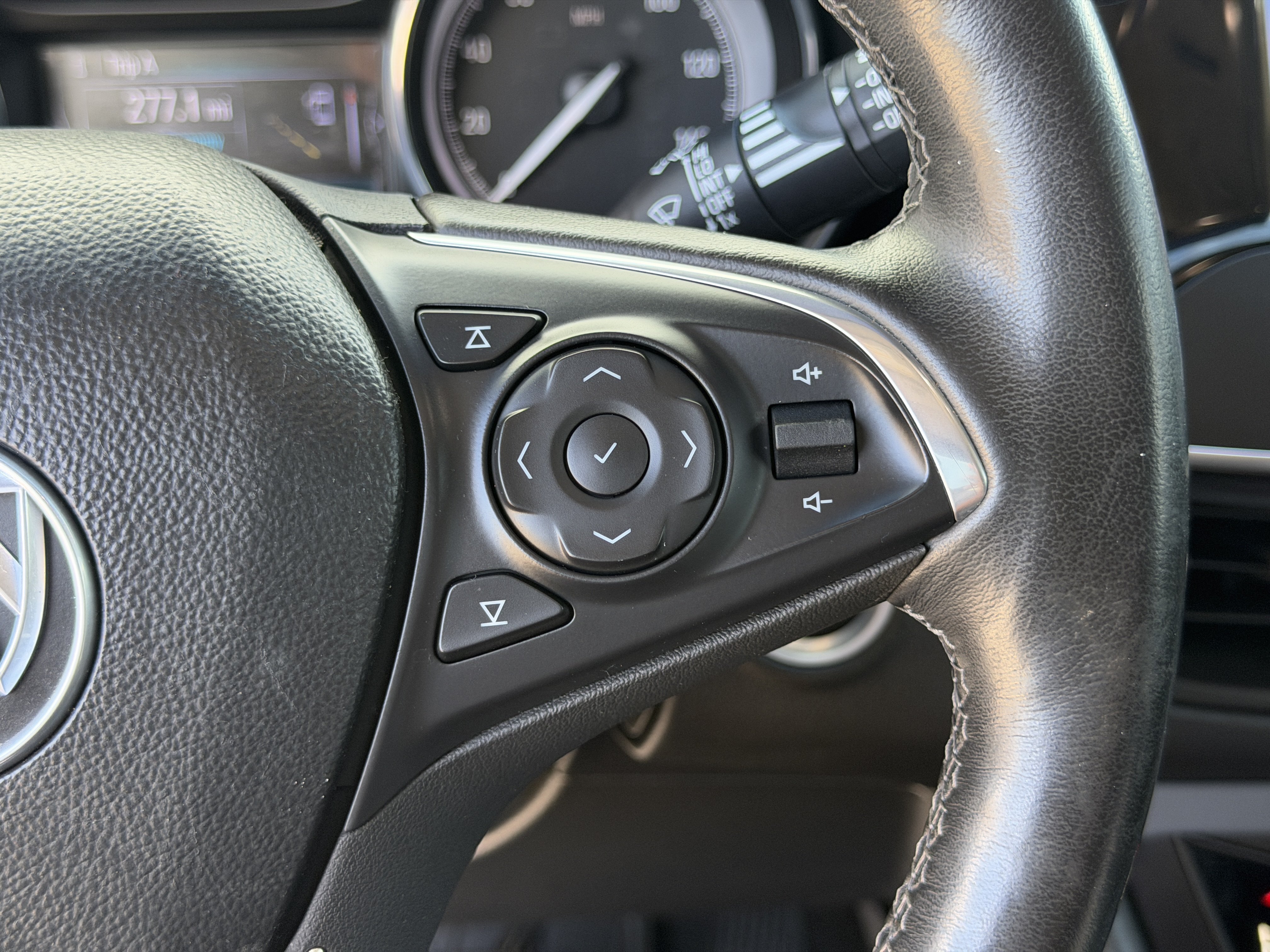 Used 2019 Buick Envision Essence FWD image 33