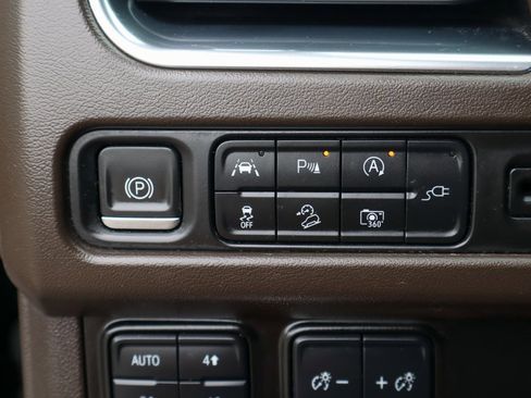 Used 2022 Chevrolet Suburban Z71 w/ Luxury Package image 24