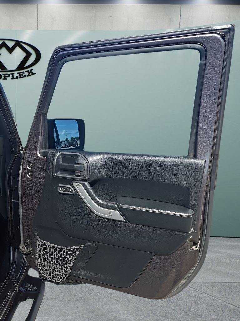Used 2016 Jeep Wrangler Unlimited Rubicon AWD/4WD image 25