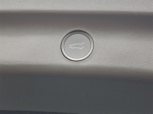 Used 2022 Tesla Model Y Long Range image 28