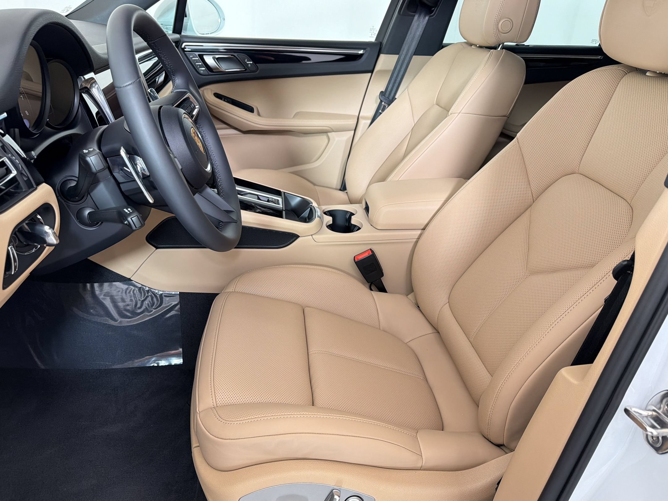 Used 2026 Porsche Macan AWD/4WD image 5