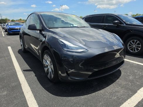 Used 2024 Tesla Model Y 2WD image 3