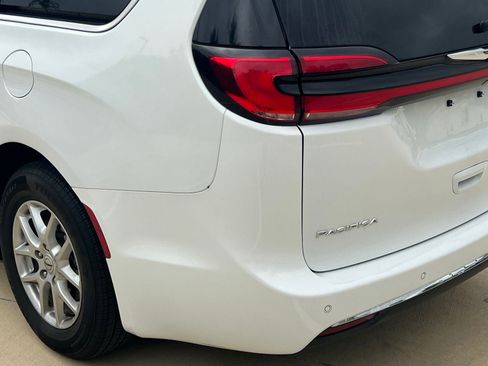 Used 2022 Chrysler Pacifica Touring-L FWD image 13
