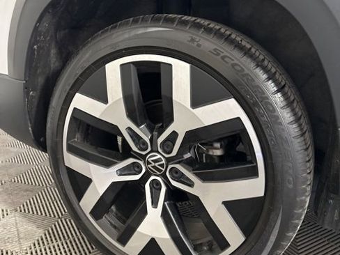 Used 2023 Volkswagen Taos SEL image 27