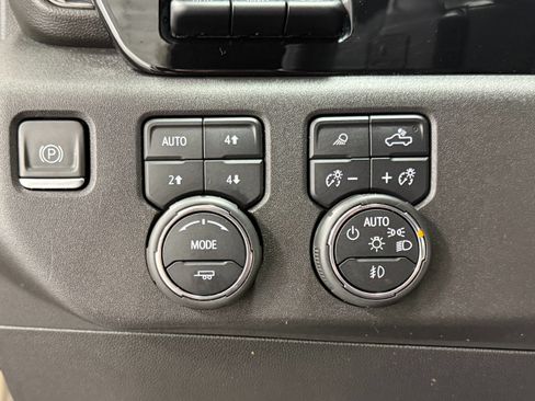Used 2022 Chevrolet Silverado 1500 ZR2 w/ Technology Package AWD/4WD image 24