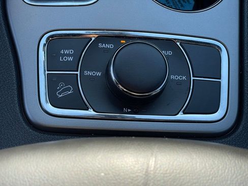 Used 2019 Jeep Grand Cherokee Laredo image 22