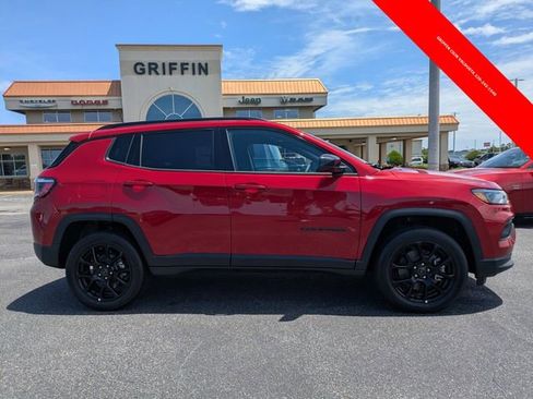 Used 2025 Jeep Compass Latitude w/ Convenience Group AWD/4WD image 2