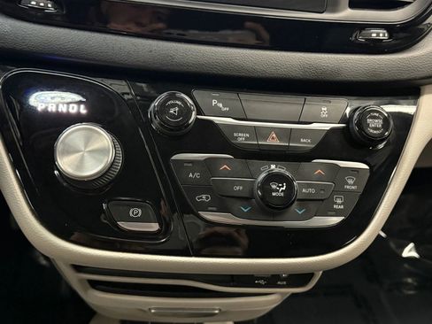 Used 2017 Chrysler Pacifica Touring-L image 32