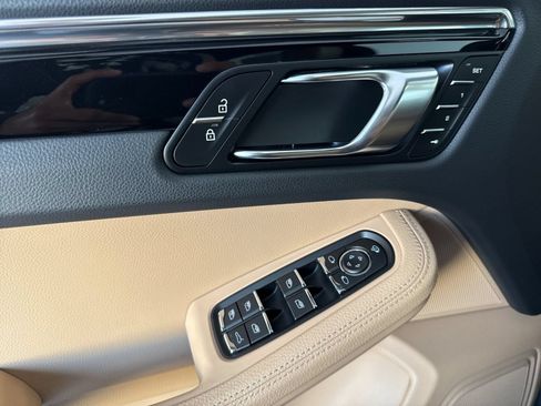 Certified 2026 Porsche Macan AWD/4WD image 12
