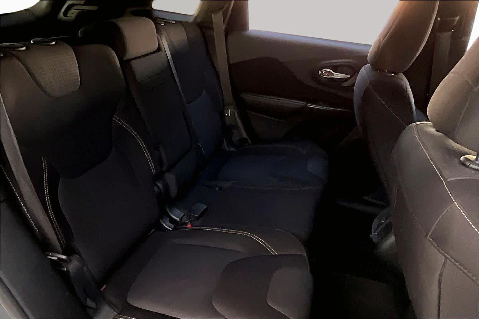 Used 2015 Jeep Cherokee Latitude FWD image 19