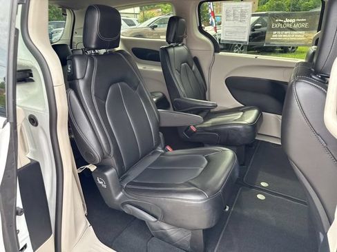 Used 2024 Chrysler Pacifica Touring-L FWD image 24