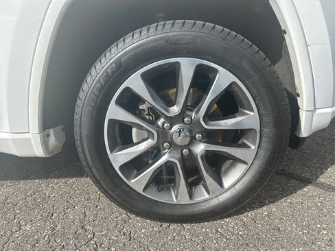 Used 2018 Jeep Grand Cherokee Overland AWD/4WD image 32