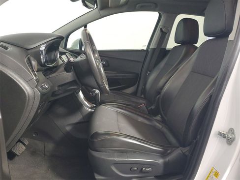 Used 2018 Chevrolet Trax LT w/ LT Convenience Package image 12