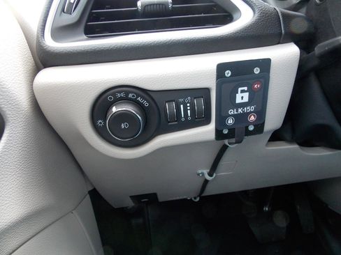 Used 2023 Chrysler Pacifica Touring-L image 13